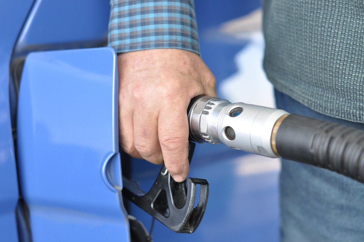 Поскапуваат горивата: Бензините за 2 денари, а дизелот за 1,5 денари