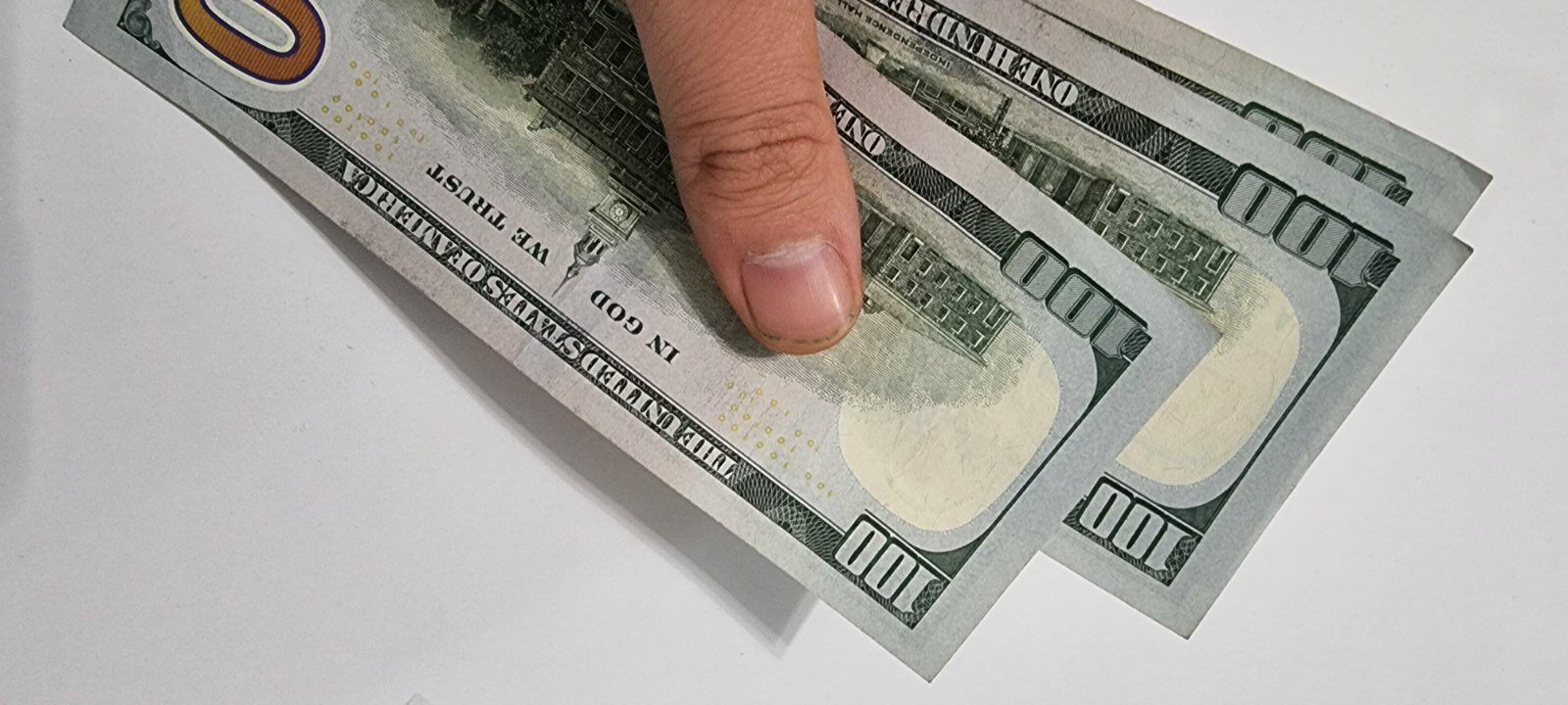 Доларот благо ослабе, трговците воздржани пред состанокот на ФЕД
