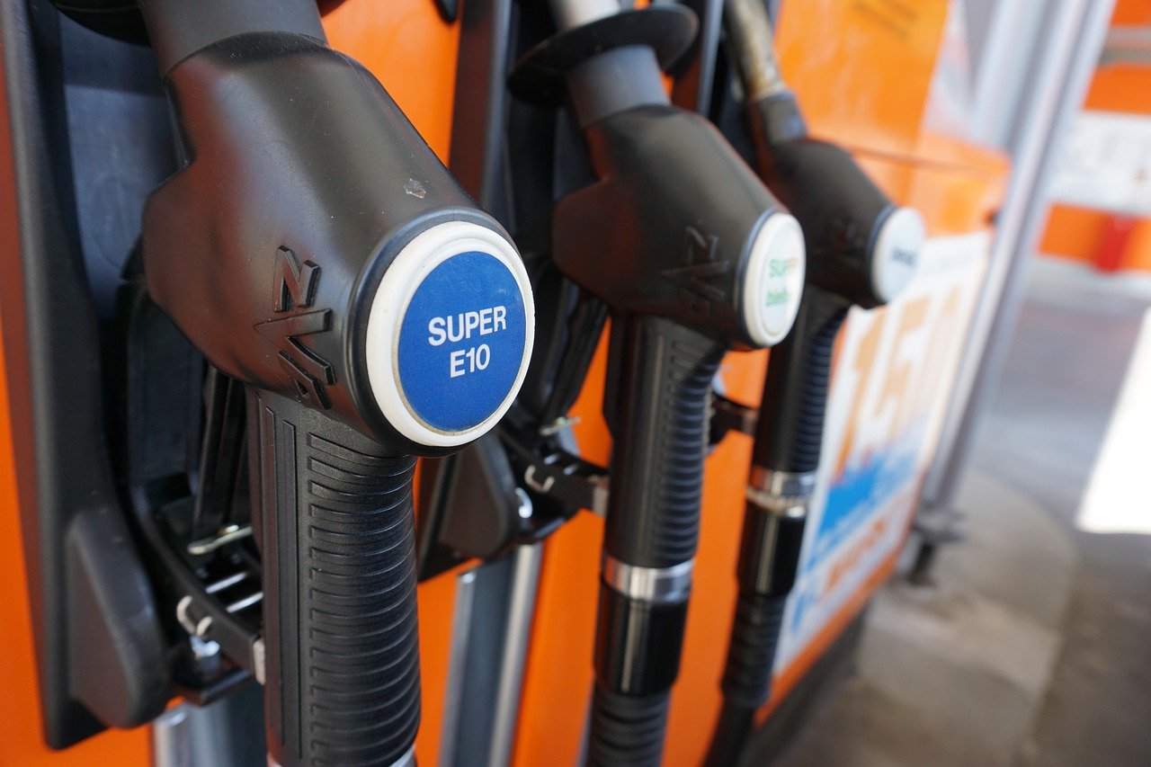 Значително поевтинување на дизелот, се намалува цената и на бензинот