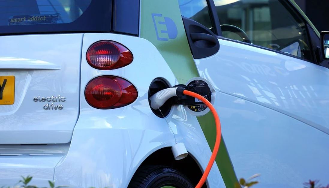 Европските производители на автомобили апелираат: „Сакаме повеќе полначи за електрични возила“