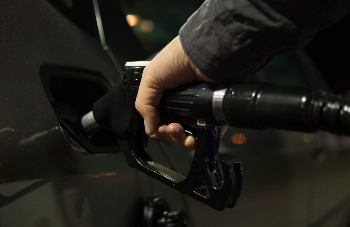 Лоша вест: Поскапуваат горивата за 3 денари од литар, ова се новите цени кои ќе важат од полноќ