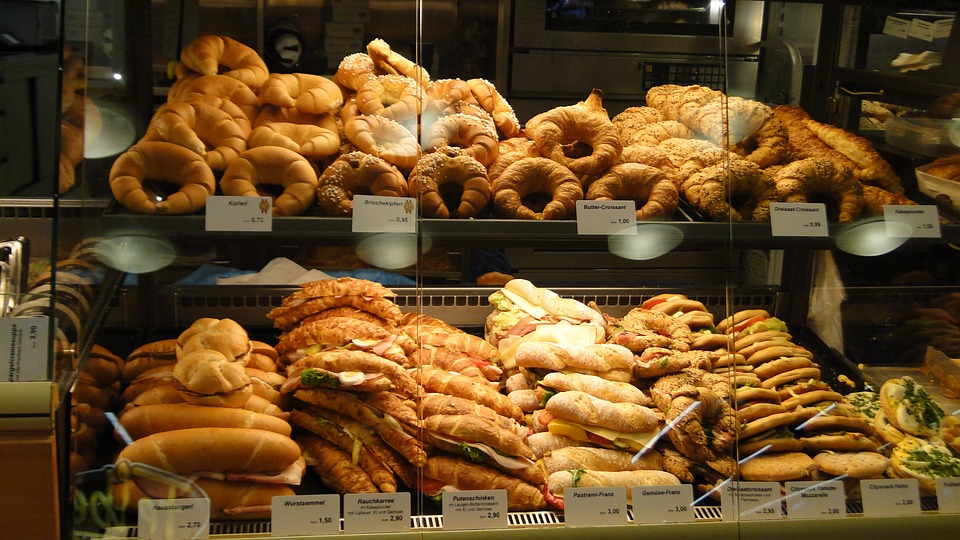 Полиците ширум Европа се празни: Лебот во Италија чини дури 8 евра