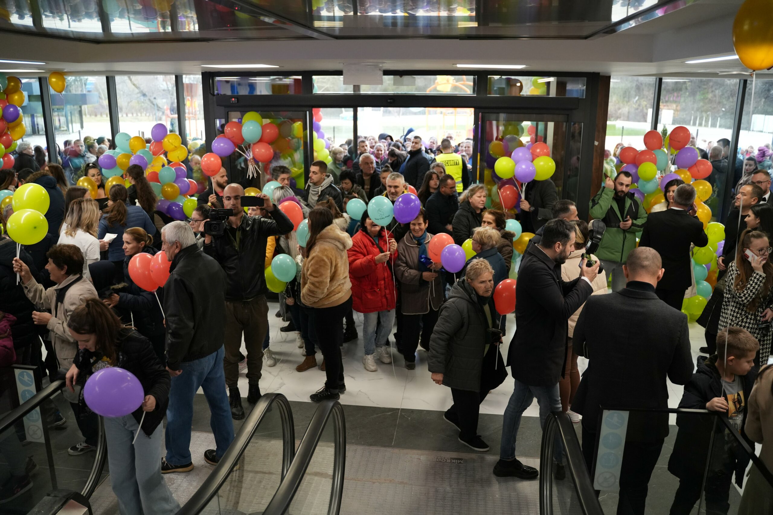 Отворен е Штип Сити Мол – Еве како изгледа првиот трговски центар во источна Македонија (ФОТО)